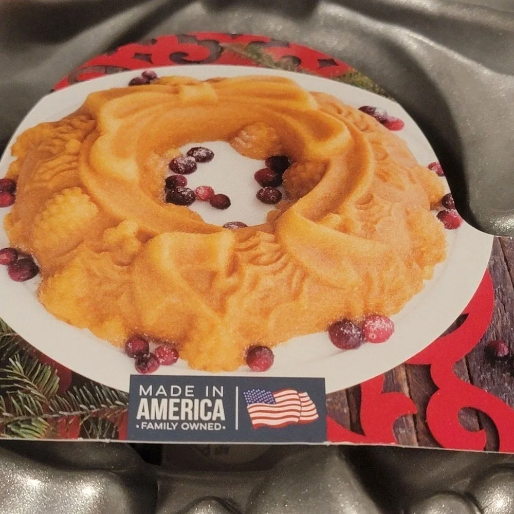 Nordic Ware Holiday Collection Heavy Cast Aluminum Ribbon‎ Bundt Pan